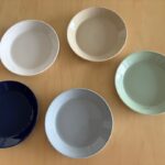 イッタラのティーマ  リネンの色を買いました。ティーマは流行関係なく日常的に使えるお皿です